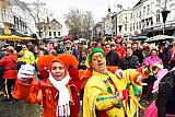 10-02-2019 Breda - Net voordat het noodweer losbarste was de Grote Markt aardig gevuld met feestende kluners. - Fotokrant