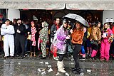 10-02-2019 Breda - Het Klunen viel letterlijk in het water. Carnavalsvierders klunen onder de luifels van de kroegen nadat er een hoosbui is losgebarsten. - Fotokrant