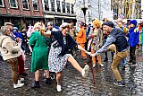 02-02-2020 Breda  - Op de Grote Markt gingen letterlijk de voetjes van de vloer. Uiteraard met het pilsje in de hand. - Fotokrant