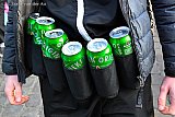 25-01-2026 Breda - Bier in de horeca is duur dus is men creatief.  Men draagt ondanks het blikverbod biergordels onder de jas en brengt zo bier blikken uit de supermarkt mee.  - Fotokrant