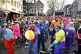 25-01-2026 Breda - Klunen anno 2026 is verkleed stilstaan op de Grote Markt en een biertje drinken. Een strandbal is dan een welkome verrassing. - Fotokrant