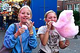 24-09-2021 Bavel - En er kan ook weer heerlijk gesnoept worden van een suikerspin. - Fotokrant