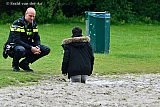 10-05-2023 Breda - Een agent bleef in gesprek met het kind en stelde het gerust. - Fotokrant