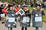 01-03-2019 Ulvenhout - Leerlingen van OBS De Klokkebei liepen verkleed als afvalbakken door het dorp tijdens de kinderoptocht. - Fotokrant