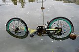 10-05-2022 Breda - Nabij winkelcentrum Heksenwiel oogt een in het water gegooide kinderfiets als kunst. - Fotokrant