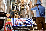19-06-2022 Breda  - Deelnemers aan de zomerse Kluntocht konden zich laten fotograferen op een enorme strandstoel die in de Grote Kerk was neergezet.  - Fotokrant