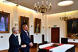 08-11-2022 Breda - Kolonel buiten dienst Stan Wullffaert gaf aan de koning uitleg over de schilderijen van de royals in de Nassauzaal. - Fotokrant