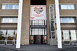 09-11-2021 Breda -  Op het stadskantoor hangt een spandoek met daarop de oproep. Koop Bredase waar en zorg voor elkaar. Nu het inkopen voor de feestdagen is begonnen is het belangrijk lokale ondernemers die het moeilijk hebben tijdens de coronacrisis te steunen door daar de aankopen te doen. - Fotokrant
