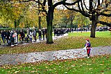 13-11-2021 Breda - Ouders en kinderen stonden voordat ze sint en zijn pieten zagen in een lange rij die wel door heel het park leek te staan. - Fotokrant