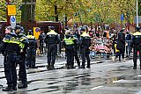 13-11-2021 Breda - De politie hield de stiuatie bij de uitgang van het park scherp in de gaten en heeft 11 mensen aangehouden. - Fotokrant