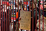 13-11-2021 Breda - Na het sluiten van de uitgang aan de Kennedylaan keerde de demonstranten zich om en staken hun leuzen door het hek van Het Valkenberg. - Fotokrant