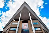 15-05-2020 Breda - De gemeente vind het belangrijk dat inwoners tijdens de Coronacrisis zaken doen met lokale ondernemers. Dit versterkt de lokale economie. Om de boodschap kracht bij te zetten hangt er een groot spandoek op het stadskantoor. - Fotokrant