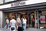 30-07-2025 Breda - Heel wat mensen maken van de leegverkoop van De Koopman een vakantie uitje. - Fotokrant