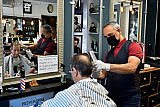 11-05-2020 Breda - De kappers mogen naar weken gesloten te zijn geweest vanwege het Coronavirus weer aan het werk. Ondanks dat hij smaandags gesloten is opende kapper Ricardo zijn Haarstudio en knipte hij zijn klanten met handschoenen aan en een mondkapje op. - Fotokrant