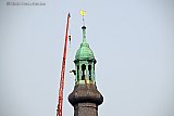 23-03-2026 Breda - Van de Grote Of Onze Lieve Vrouwekerk zijn met een enorme kraan de vlaggemasten en de houders vervangen.  - Fotokrant