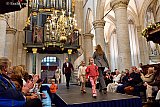 15-12-2024 Breda - In de Grote of Onze Lieve Vrouwekerk was door D'n Vuile Oek tijdens hun kerstmarkt een modeshow georganiseerd. - Fotokrant