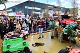 10-04-2022 Breda - Voor de attracties stonden rijen mensen. Maar na het wachten konden jong en oud volop genieten. - Fotokrant