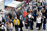 10-04-2022 Breda - Rijen stonden niet alleen voor de attracties maar ook voor de oliebollenkraam. - Fotokrant