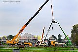 19-10-2026- Rijen - Verschillende hijskranen waren nodig om deze kranige klus te klaren. - Fotokrant