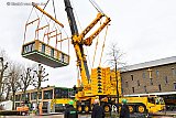 01-12-2021 Prinsenbeek - In de huizenfabriek gemaakte bouwdelen van een appartementencomplex zijn heden ochtend opgebouwd in Prinsenbeek. In totaal zijn er 23 modules met een enorme kraan geplaatst. Op deze manier kunnen vrij snel duurzame en betaalbare woningen worden gebouwd. - Fotokrant