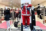 03-12-2019 Breda - De kerstman is nog voor pakjesavond in Breda aangekomen. Hij verwacht kennelijk sneeuw want hij heeft zn ski's meegebracht. - Fotokrant