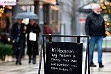 22-12-2022 Breda - In de regen doen mensen hun inkopen voor kerstmis. Ze krijgen daarbij als ze dat willen hulp.  - Fotokrant