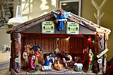25-12-2020 - Kerstmis 2020 . Op een kerststal in de gemeente wordt ivm het coronavirus gewezen op het 1,5 meter afstand houden. In de kerststal zelf zijn de bijbelse figuren voorzien van mondkapjes. - Fotokrant