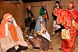 24-12-2019 Ulvenhout - Na de avond kerstmis is de kerststal in het kerkdorp tot leven gekomen. De poppen zijn vervangen door echte mensen. - Fotokrant