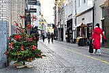 22-12-2021 Breda - Het is een stuk stiller in de stad. Deze kerstboom fleurt de winkelstraat nog iets op. In de stad zie je vooral mensen die op afspraak een bestelling gaan ophalen of naar een essentiele winkel gaan. - Fotokrant