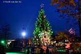 14-12-2021  Prinsenbeek - Midden in het kerkdorp staat een prachtige pratende kerstboom die voor extra sfeer zorgt. - Fotokrant