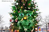 23-12-2021  Prinsenbeek - De prachtige pratende kerstboom in het dorp is door de coronaregels de mond gesnoerd. Het was te druk als de boom zijn verhaal ging vertellen en dus greep de gemeente in en kreeg de boom een spreekverbod.Dit spreekverbod is s'avonds weer ingetrokken. - Fotokrant