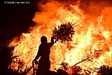 13-01-2019 Bavel - Een brandweerman gooit in het kerkdorp de laatste kerstboom in het vuur. De kerstsfeer is weer verdwenen uit de gemeente. - Fotokrant
