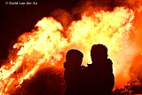 09-01-2019 Ulvenhout - Vader en zoon genieten van de kerstboomverbranding in het kerkdorp. - Fotokrant