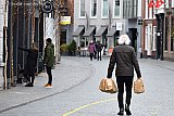 26-12-2020 Breda - Heel wat mensen namen hun kerstdiner mee in meerdere papieren tasjes. - Fotokrant
