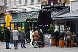 26-12-2020 Breda - Door de harde lockdown mogen mensen niet in de horeca  uit eten gaan met kerstmis. Dit is een enorme schadepost voor de restaurants. Afhalen mag wel. En daar maakt men dan ook gebruik van zoals hier op de Grote Markt tijdens 2e kerstdag. - Fotokrant