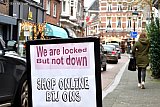 19-12-2020 Breda - Kerstinkopen tijdens de harde lockdown. Ondernemers roepen op online lokaal te kopen en rijden de hele stad door om hun producten bij de mensen te bezorgen.  - Fotokrant