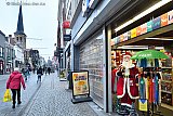 28-11-2025 Breda -  Hoewel pakjesavond nog niet voorbij is en de sint nog volop sinterklaasinkopen aan het doen is duikt de kerstman al in de stad op. - Fotokrant