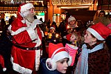 16-12-2022 Breda - Voordat de lampionnenoptocht vertrok sprak de kerstman de kinderen toe en stak de lampjes in de kerstboom aan. - Fotokrant