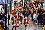 22-12-2019 Breda - Voor de kerstrparade was veel belangstelling van het winkelende publiek. - Fotokrant
