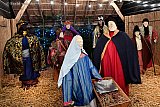 10-12-2019  Ulvenhout - In het kerkdorp is de kerststal al ingericht. Jozef en Maria staan bij een nog lege kribbe. - Fotokrant