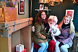 10-12-2022 Breda - Wie dat wilde mocht op de foto met de kerstman. Die voor kerstmis nog het nodige moet klussen om zijn schouw op orde te krijgen. - Fotokrant