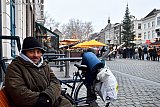 10-12-2022 Breda - Terwijl men zich op maakt om de lampjes van de kerstboom op de Grote Markt  aan te steken zit Patrick op een bankje al een paar uur te kijken wat er allemaal gebeurd. Hij zwerft en komt uit Roemenie. Vannacht slaapt hij buiten in Breda verteld hij. Vervolgens vraagt hij hoe koud het is. Het is -1 C en hij heeft het koud en maar weinig te eten. Hulp wil hij niet. Wel wil hij graag op de foto.  - Fotokrant