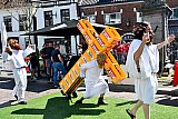 18-04-2022 Breda - Deelnemers  met de naam Messiassen beelden op 2e Paasdag een fragment uit van de kruisweg van christus tijdens het kampioenschap eierwerpen.
 - Fotokrant