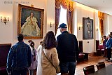 29-05-2023 Breda  - Mensen die het kasteel van Breda bezochten  kijken naar oa schilderijen met daarop koningin Beatrix en koning Willem - Alexander. Normaal zijn deze schilderijen van de vorsten voor gewone burgers niet te zien.  - Fotokrant