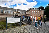 06-06-2022 Breda - Eigenlijk was het in Nederland Kastelendag. Maar deze noemt men in Breda Nassaudag. Bij het verlaten van het kasteel van Breda kleurde de lucht alweer blauw.Waarna er weer meer buien volgde.

 - Fotokrant