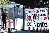 20-04-2020 Breda - Kinderen kunnen door het Coronavirus al weken niet naar school. Morgen word in een persconferentie door premier Mark Rutte bekend gemaakt of de maatregelen worden versoepeld.  Uit dit spandoek blijkt dat kinderen de juffen en Meneren heel erg missen. - Fotokrant