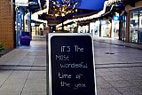 18-12-2021  Breda - Om 17:00 u zijn op winkelcentrum Heksenwiel de niet essentiele winkels dicht.  Een stoepbord waarop een prachtige tekst blijkt te staan staat nog buiten. 2 uur later om 19:00 u is op een extra persconferentie op TV de harde lockdown bekend gemaakt. Deze lockdown duurt tot 14 januari 2022. Ondernemers worden opnieuw hard getroffen door deze nieuwe coronamaatregelen. - Fotokrant