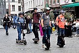06-05-2023 Breda - Nadat ze als protest dat ze niet de weg op mogen 10 km door de stad hadden gereden, kwamen de electrische monowheels en electrische stepjes op de Grote Markt aan. - Fotokrant