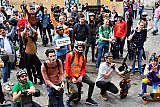 06-05-2023 Breda - Op de Grote Markt maakte de deelnemers, nadat ze 10 km door de stad hadden gereden voor het stadhuis duidelijk dat zij de oplossing zijn en niet een probleem. - Fotokrant