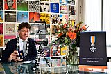 24-04-2020 Breda -  Vanwege de Coronacrisis kunnen er geen lintjes uitgereikt worden. Daarom verraste burgemeester Paul Depla met beeldbellen de mensen die een lintje opgespeld zouden krijgen. - Fotokrant